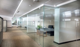 Thi Công Kính Cường Lực Tại TP.HCM – Giải Pháp Đẹp, Bền, An Toàn Cho Mọi Công Trình