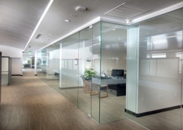 Thi Công Kính Cường Lực Tại TP.HCM – Giải Pháp Đẹp, Bền, An Toàn Cho Mọi Công Trình