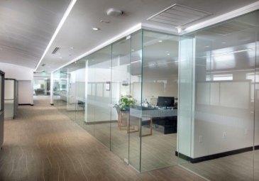 Thi Công Kính Cường Lực Tại TP.HCM – Giải Pháp Đẹp, Bền, An Toàn Cho Mọi Công Trình