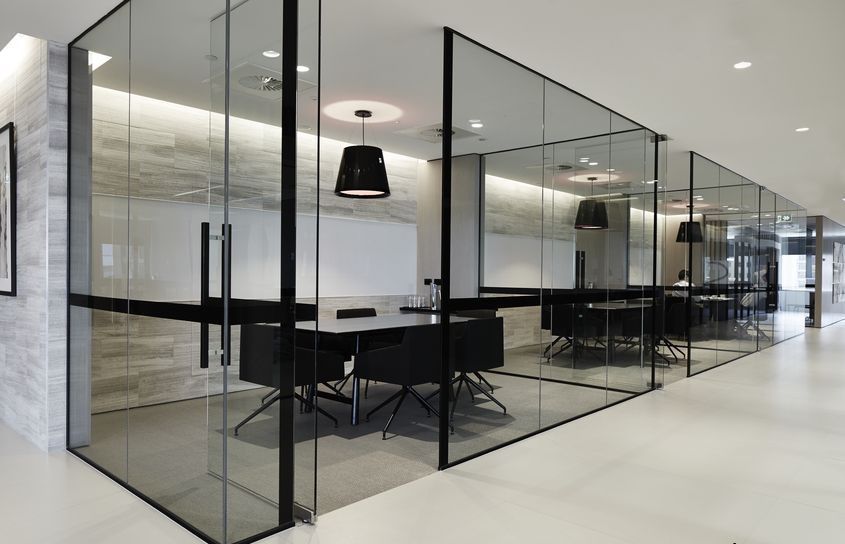 Vách Ngăn Kính Là Gì? Giải Pháp Kiến Tạo Không Gian Hiện Đại và Sang Trọng