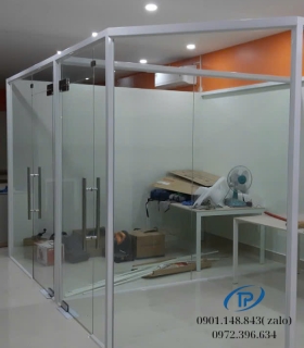 Vách kính cường lực cửa mở bản lề sàn