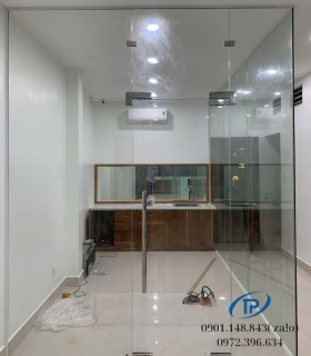 Cửa kính cường lực 1 cánh mở, bản lề sàn