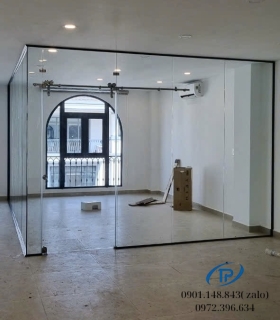 Vách kính cường lực cửa lùa trượt