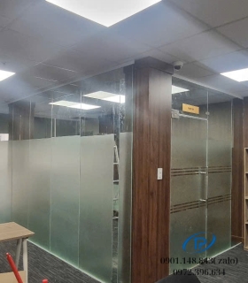 Vách kính cường lực văn phòng - Mẫu 28