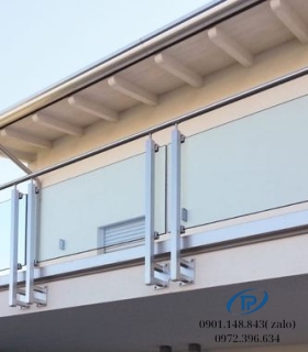 Lan can kính cường lực ban công-mẫu 5