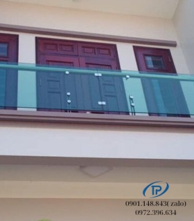 Lan can kính cường lực ban công-mẫu 6
