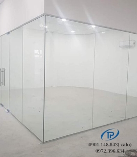 Vách kính cường lực văn phòng mẫu 1