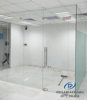 Vách kính cường lực văn phòng mẫu 4