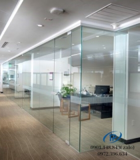 Vách kính cường lực văn phòng mẫu 5