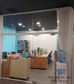 Cửa kính cường lực 1 cánh lùa trượt - Mẫu 02