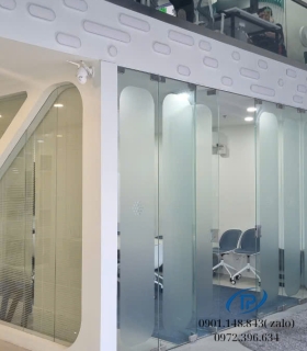  Vách kính cường lực ngăn phòng - Mẫu 03