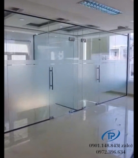 Vách kính cường lực cửa mở bản lề sàn - Mẫu 03