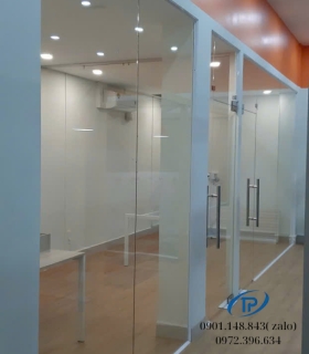 Vách kính cường lực cửa mở bản lề sàn - Mẫu 04