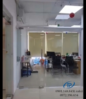 Vách kính cường lực cửa mở bản lề sàn - Mẫu 07