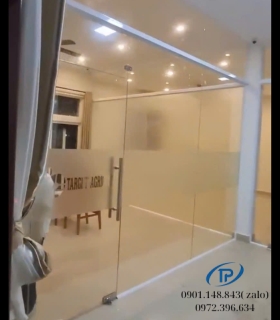 Vách kính cường lực cửa mở bản lề sàn - Mẫu 10