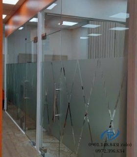 Vách kính cường lực cửa mở bản lề sàn - Mẫu 11