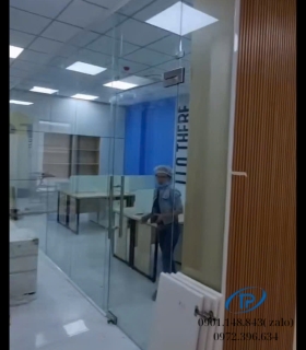 Vách kính cường lực cửa mở bản lề sàn - Mẫu 19