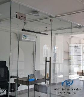 Vách kính cường lực cửa mở bản lề sàn - Mẫu 20