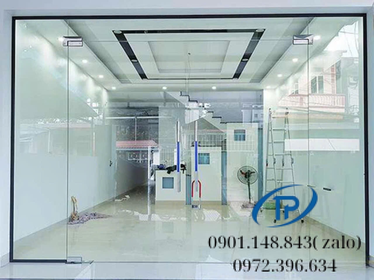 Cửa kính cường lực hai cánh mở bản lề sàn trên website Kính Thịnh Phát